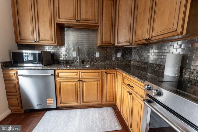 Building Photo - 7426 Rhondda Dr