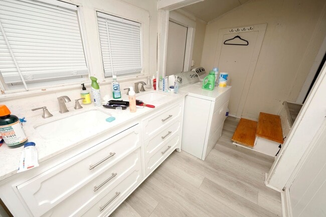 Building Photo - Great corner house in Chapel Hill!