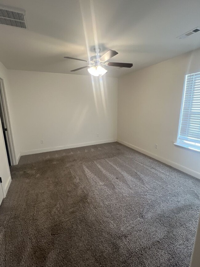 Building Photo - Beautiful 4 bedroom/ 2 bathroom home locat...