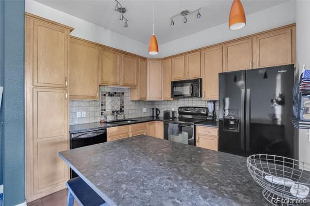 Building Photo - 209 Quebec St