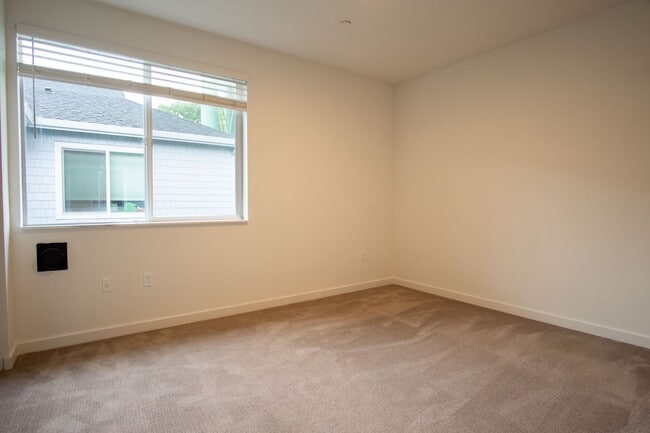 Building Photo - GET ONE MONTH FREE!! Rare 3 Bed, 2 Bath To...