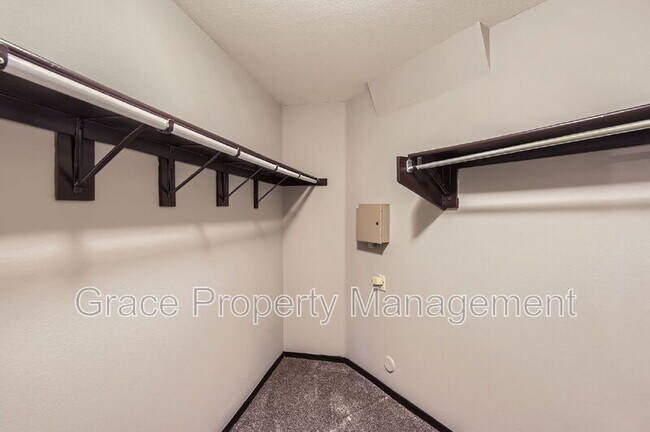 Building Photo - 8681 E Dry Creek Rd