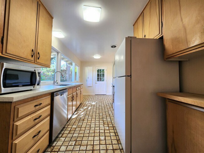 Building Photo - Charming three-bedroom, two-bath home in Midtown Palo Alto.