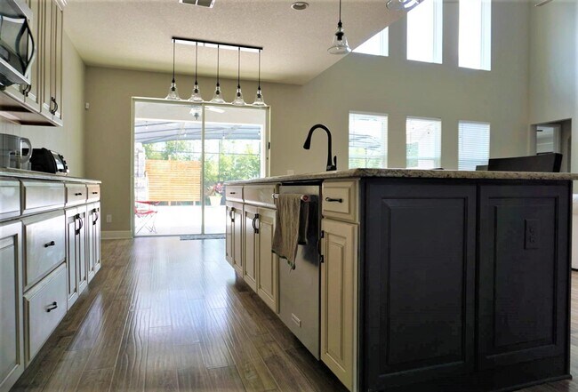 Building Photo - Orchard Hills 6 bed / 3.5 Bath - Partially Furniushed
