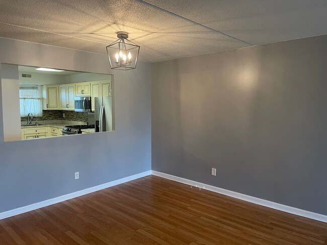 Building Photo - Newly Renovated Condo For Rent in Quaker V...