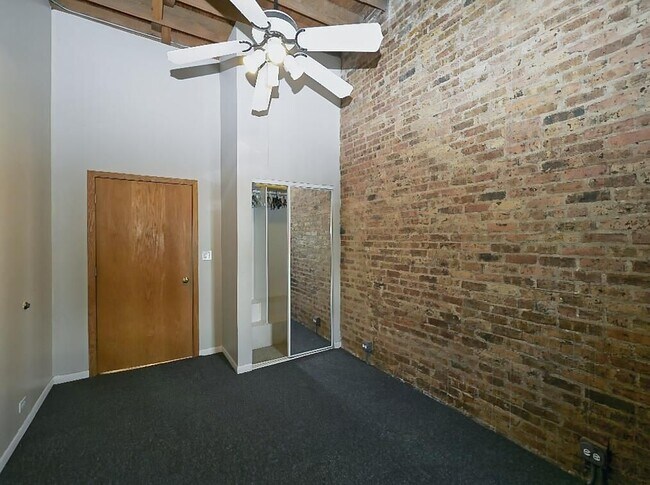 Building Photo - 2849 W Belmont Ave