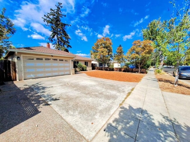 Building Photo - Beautiful Single Story House w/Low Mainten...