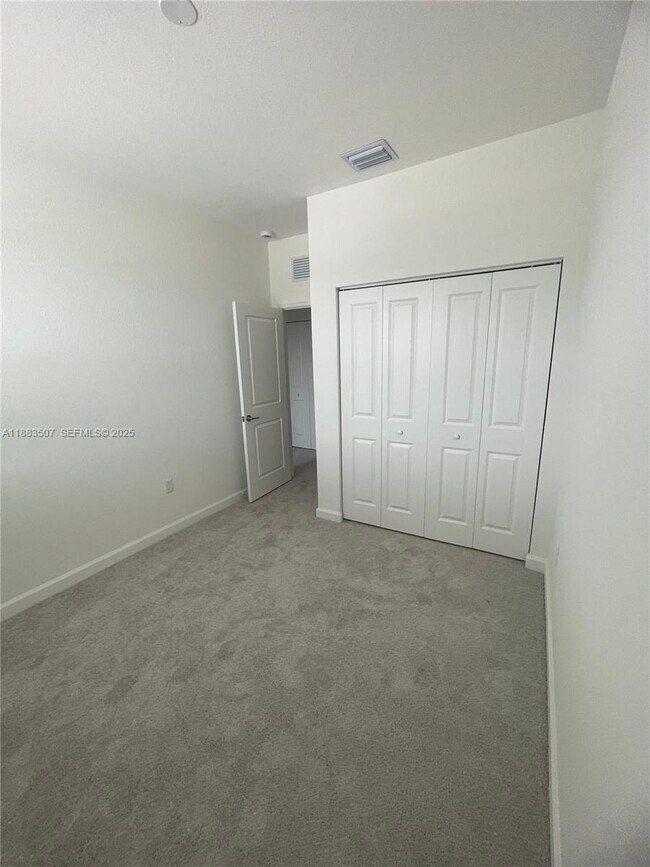 Building Photo - 204 SE 10th St