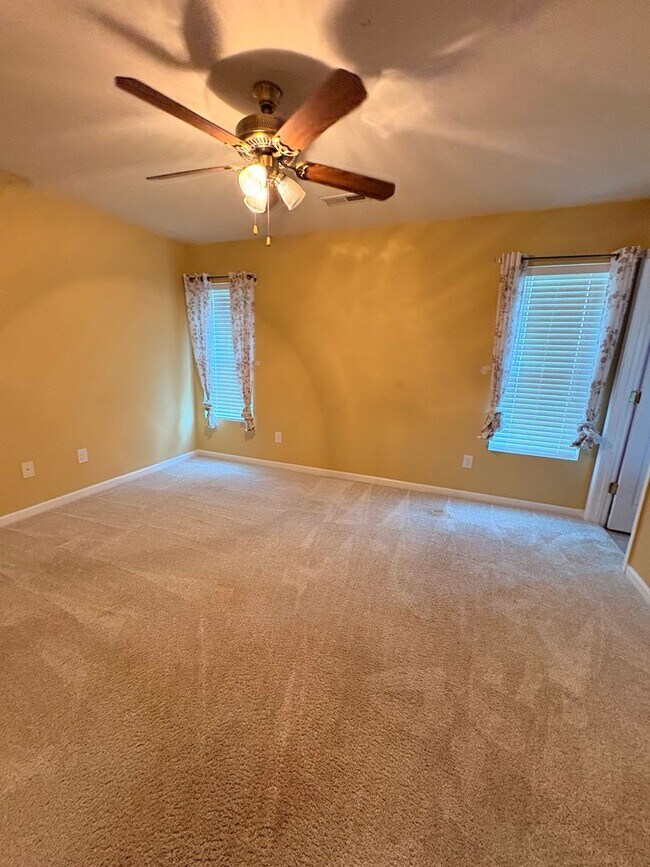 Building Photo - Updated 3 Bedroom Rental