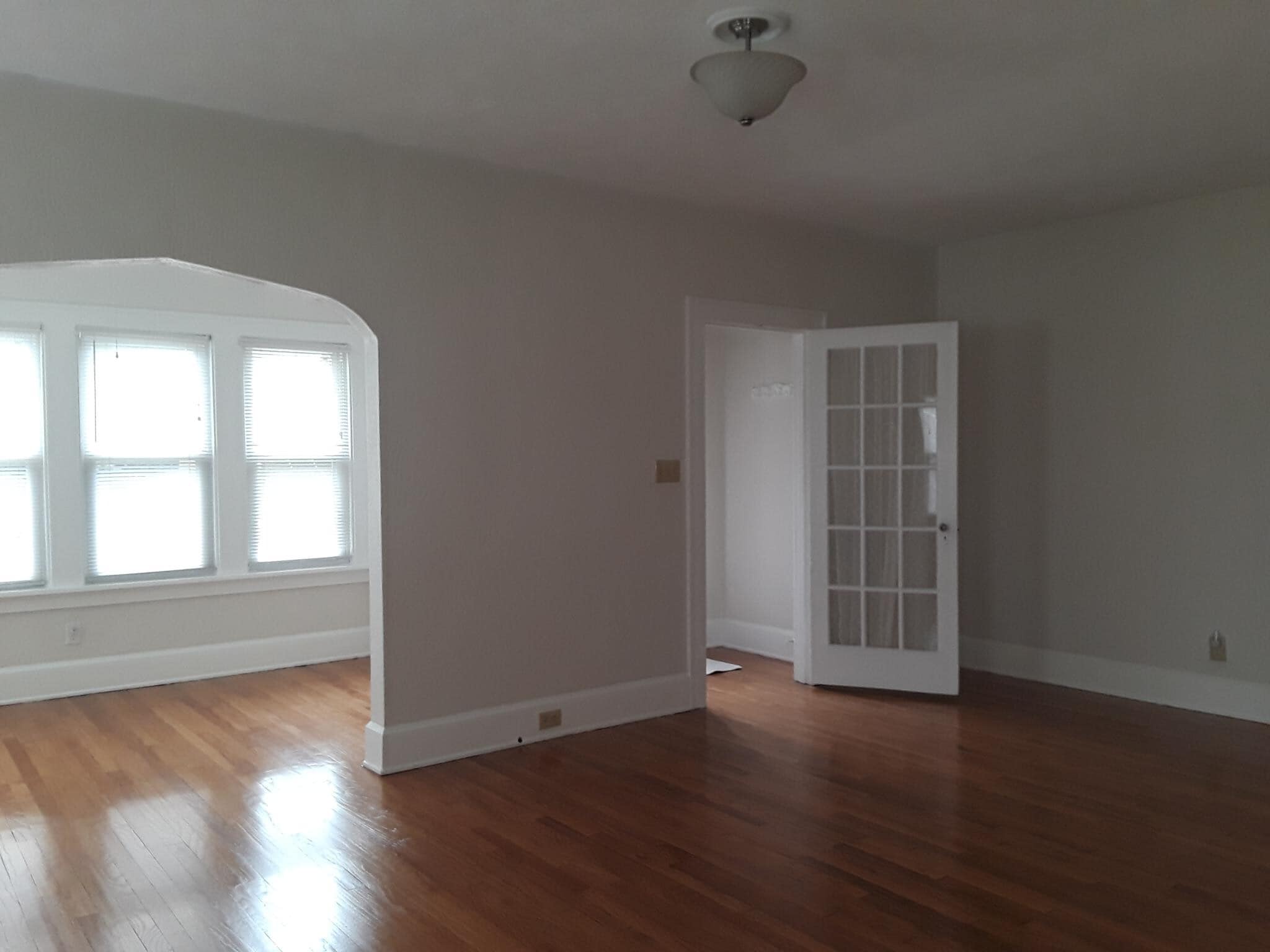 Building Photo - 328 E 6th St