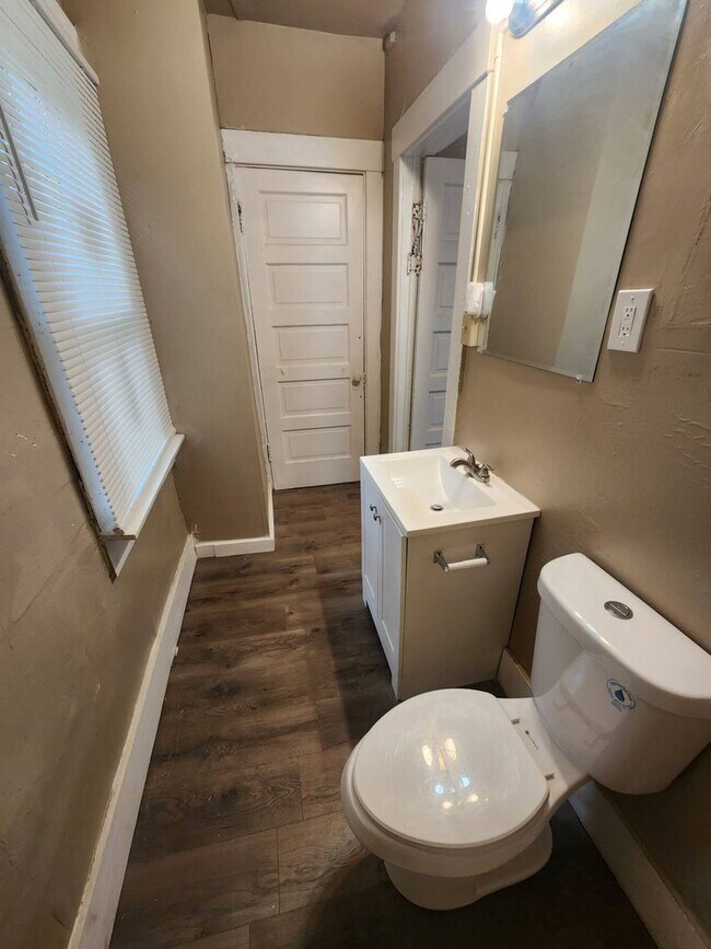 Building Photo - Charming 4-Bedroom Property in Prime Location