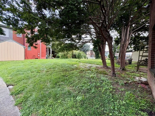 Building Photo - 2 Bedroom 1 Bathroom in Lebanon with Large...