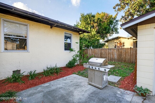 Building Photo - 1903 Dewey Pl