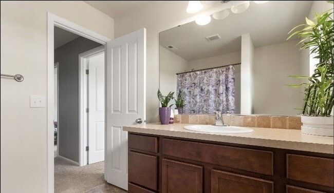 Building Photo - Large 4 bedroom home-Pet friendly!