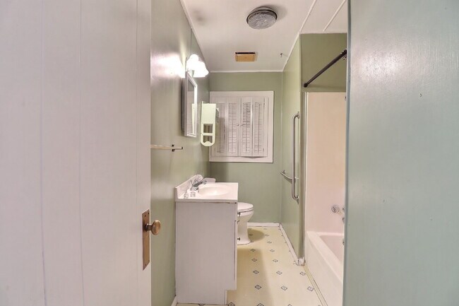 Building Photo - 4 Bedrooms and a Bonus Room + Move In Ready Package with Washer, Dryer and Refrigerator