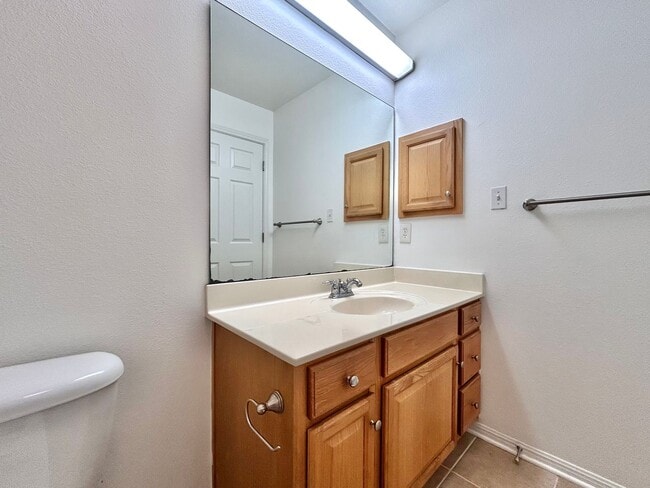 Building Photo - Charming 2-bedroom, 2.5-bathroom home at The Arbors at Riverside