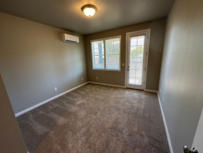 Building Photo - New 5 Bedroom / 5.5 Bath Townhome w/ A/C i...