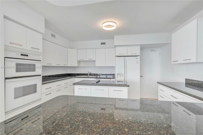Building Photo - 5151 Collins Ave