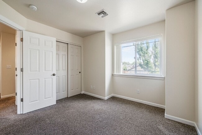 Building Photo - Great home in newer subdivision