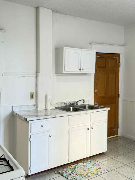 Building Photo - 585 Case Ave