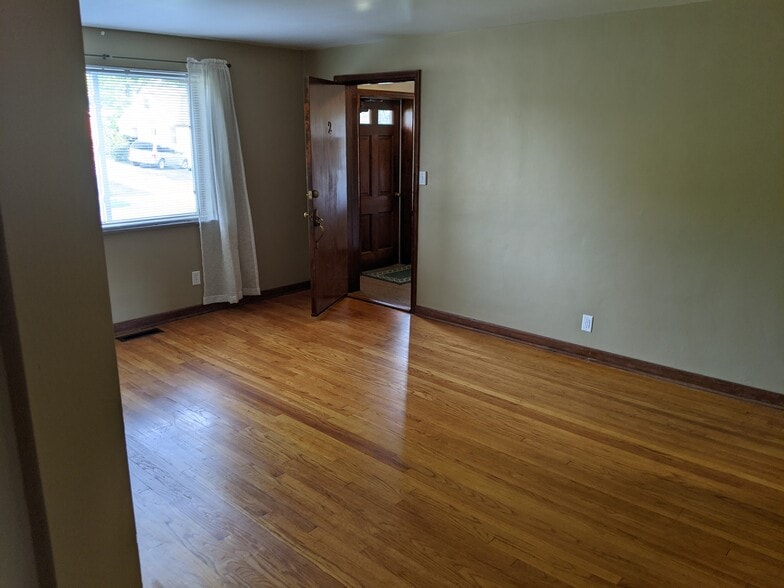 View of front entrance/living room - 3005 Fairway Dr