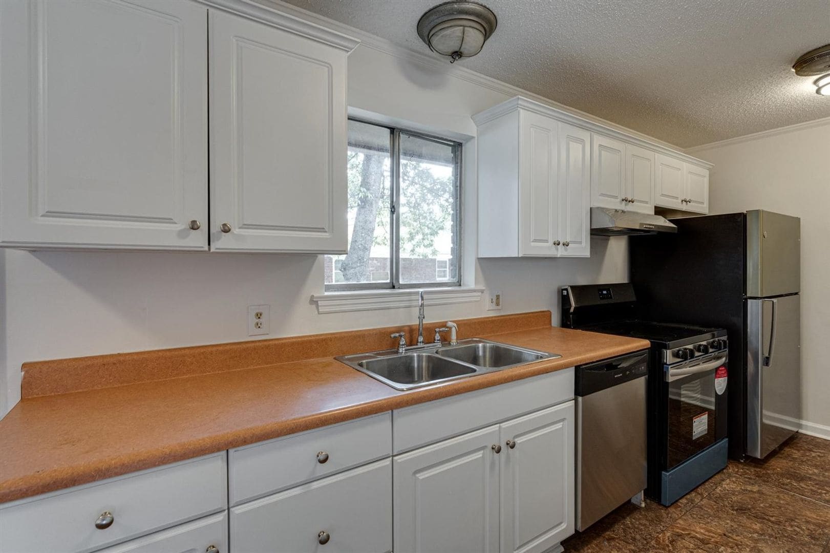 Building Photo - 4363 Montview Dr