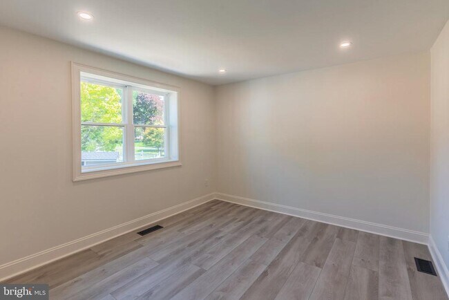 Building Photo - 248 Penncrest Dr