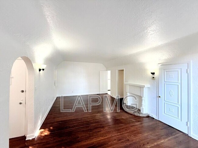 Building Photo - 7733 Hampton Ave