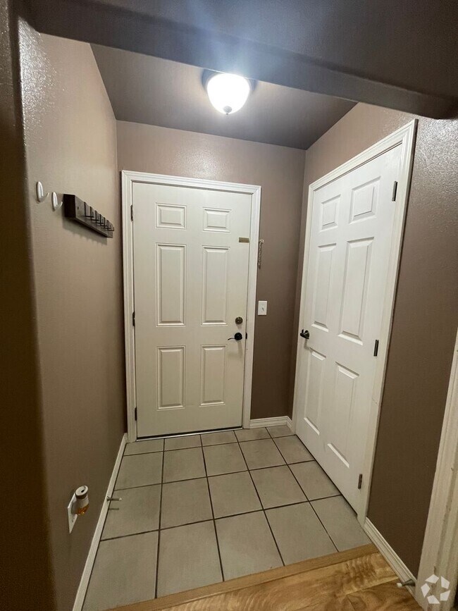 Building Photo - Town House in Post falls