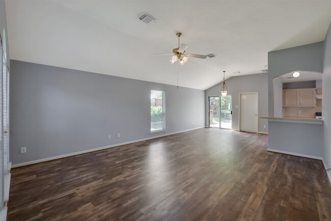 Building Photo - 855 Lake View Dr