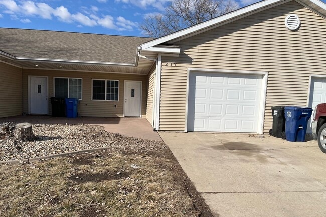 Building Photo - 2 Bedroom Twinhome For Rent in Lennox, SD!!