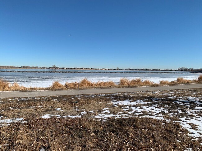 Building Photo - Fantastic Condo on Windsor Lake