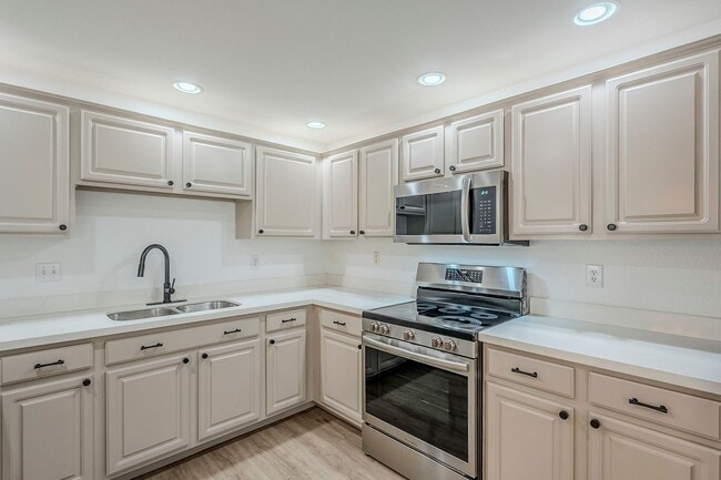 Building Photo - Stunning 2 Bed 1.5 Bath Condo in Scottsdal...