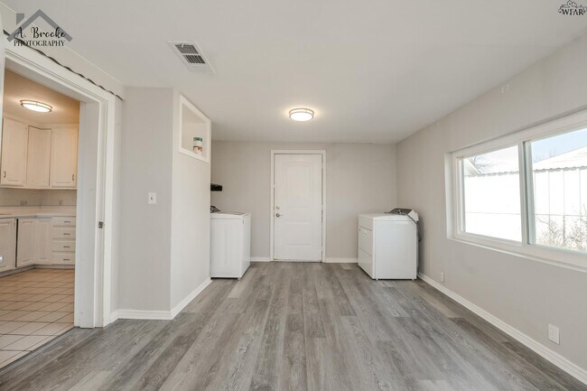 Building Photo - 1400 Phoenix Dr