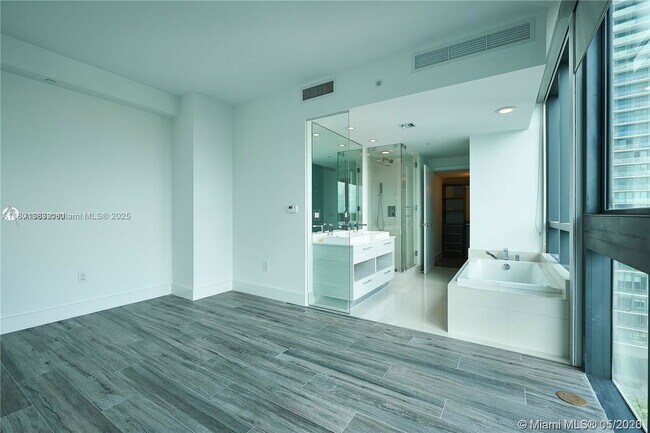 Building Photo - 650 NE 32nd St