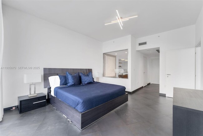 Building Photo - 200 Biscayne Blvd Way