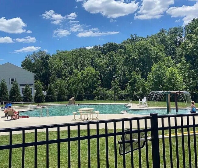 Building Photo - 3 bedroom 2.5 bathroom townhome for rent