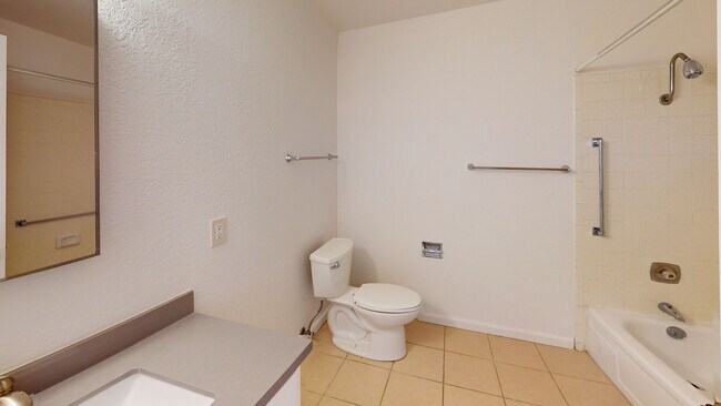 Building Photo - 356 Robinson St