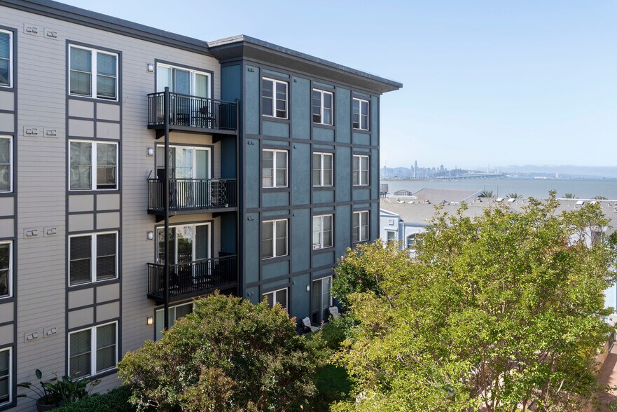 Building Photo - 5684 Bay St