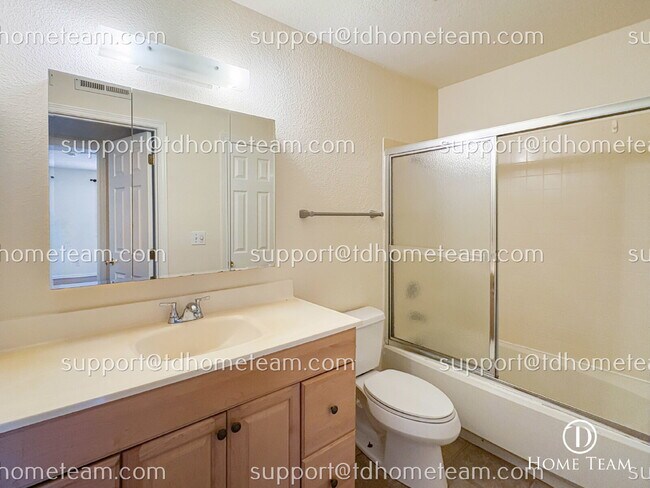 Building Photo - "Charming 2-Bed Condo in Bellevue with 923 Sq Ft of Comfort!"