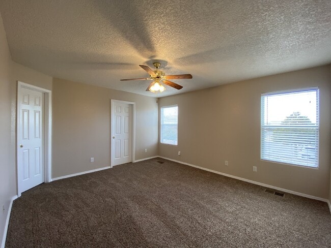 Building Photo - LOTS OF SPACE - LARGE 3 BR PLUS LOFT!