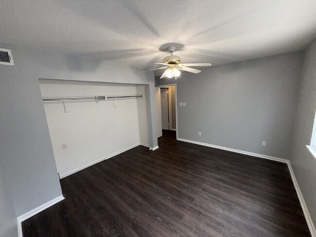 Building Photo - Just minutes from the University of South Alabama, this updated condo features fresh paint, lamin...