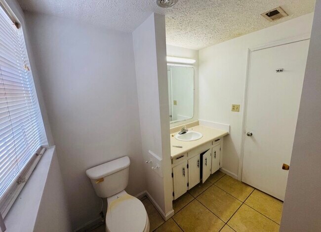 Building Photo - 572 Lexington Dr