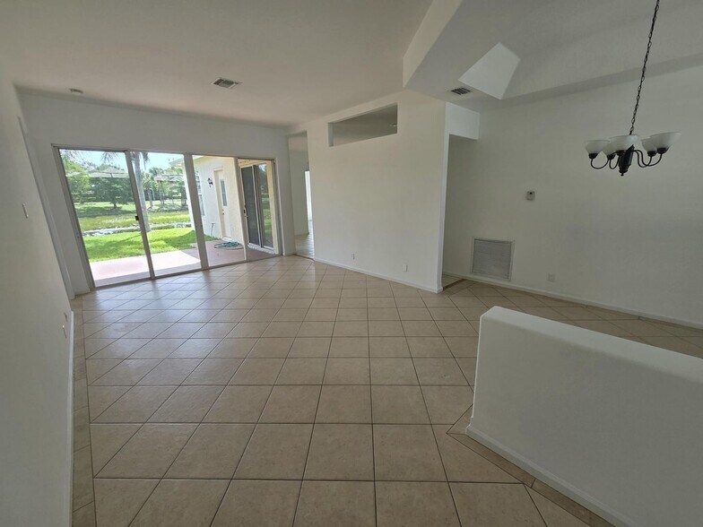 Building Photo - 1202 Hatteras Cir