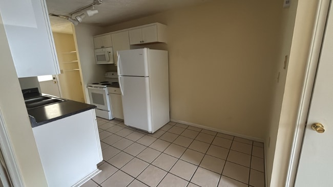 Building Photo - 1223 Shalom Dr