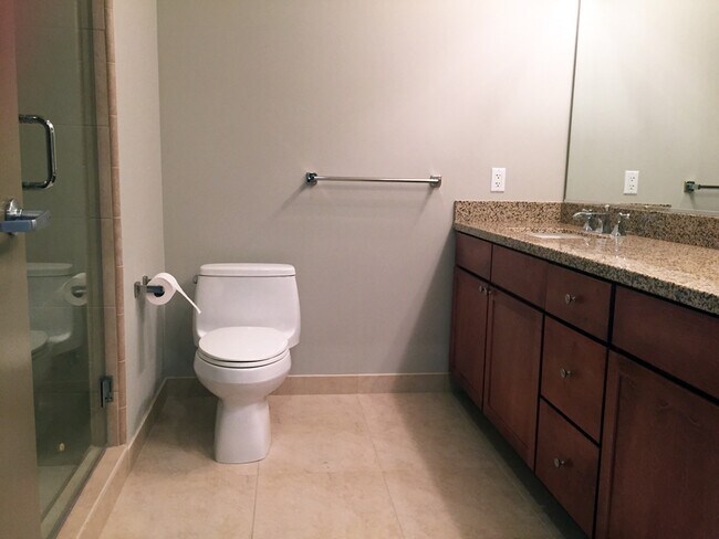 Building Photo - Fantastic 2 Bed/2Bath Penthouse with Panor...