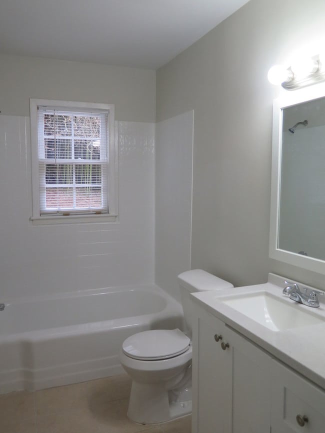 Building Photo - Cozy Marietta Duplex