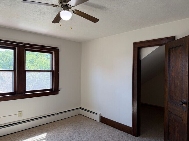 Building Photo - 5- Bedroom House for Rent in Chaseburg