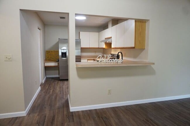 Building Photo - 3/2 Single Story Duplex with Garage