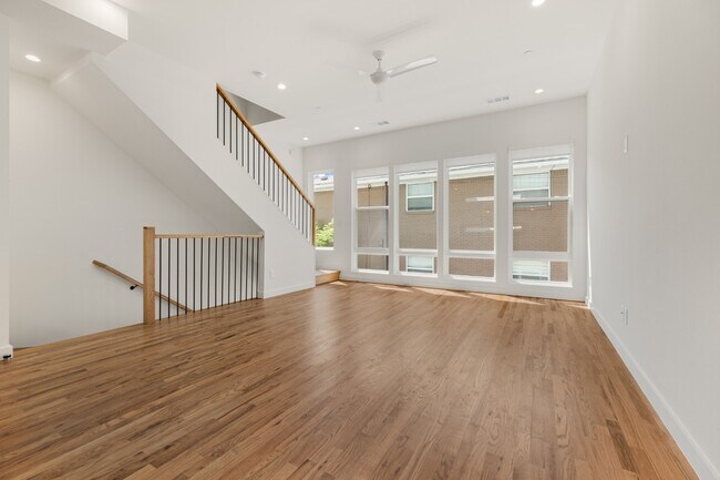 Building Photo - 3 bedroom Lakewood Townhome Walking Distance to Whole Foods and all of your favorites!